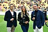 Die DAZN-Experten Massimo Ambrosini und Dario Marcolin mit DAZN-Moderatorin Giorgia Rossi während eines Serie A-Spiels