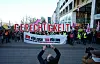 Teilnehmerinnen und Teilnehmer demonstrieren während eines Warnstreiks im öffentlichen Dienst vor der Europa Passage in der Innenstadt.