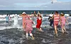 In Deutschlands ältestem Seebad gehen die Teilnehmer beim „Abbaden“ in historischer Bademode in die 17 Grad kalte Ostsee.