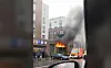 Flammen schlagen von dem Balkon in einem Neubaugebiet in Othmarschen.