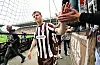 David Nemeth klatscht mit St. Pauli-Fans ab