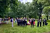 Polizisten schirmen Rettungssanitäter ab, die neben dem Palästina-Camp auf der Moorweide eine Person versorgen.