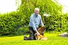 Waldemar Paulsen mit seinen beiden Hunden im Garten