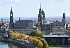 Dresdens Altstadt direkt an der Elbe mit bunt gefärbten Bäumen