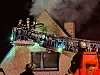 Rund 60 Feuerwehrleute versuchen das brennende Haus in Hamburg-Lohbrügge zu retten.