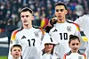 Florian Wirtz und Jamal Musiala singen die Nationalhymne vor einem Länderspiel.