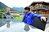 Tim Meinke und Nicolas Oliveira sitzen an einem Tisch und unterhalten sich