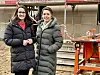 Zwei Frauen auf einer Baustelle