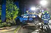 Feuerwehrkräft an ausgebranntem Wrack