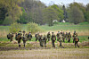 Soldaten laufen über ein Feld
