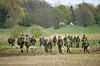 Soldaten laufen über ein Feld