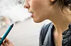 Nahaufnahme einer E-Zigaretten-Raucherin