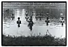 Fotografie einer Künstlergruppe beim Baden in einem Fluss