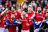 Die Spieler von Wrexham feiern nach dem geglückten Aufstieg in die dritte Liga.