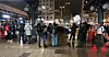 Demonstranten vor dem Hauptbahnhof