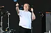 Sänger Lewis Capaldi bei einem Auftritt auf der Hauptbühne des Glastonbury-Festivals 2023.