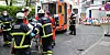 Feuerwehrmänner bringen den Schwerverletzten zum Rettungswagen.