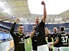 Die Fäuste zum Himmel: Henk Veerman (M.) feiert sein Tor zum 1:0. Waldemar Sobota und Dimitrios Diamantakos (v.l.) freuen sich mit ihm.