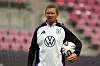 Julian Nagelsmann hält einen Ball im Arm