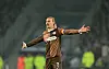 St. Pauli-Kapitän Jackson Irvine breitet die Arme aus