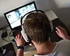 Ein Junge spielt ein Computerspiel.