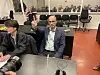 Kenan Ayas im Gerichtssaal. Er macht das Victory-Zeichen.