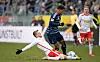Regensburgs Sebastian Ernst stoppt HSV-Stürmer Ransford Königsdörffer