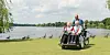Azubi Jörg Larisch (57) beim Ausflug an die Alster mit zwei Seniorinnen