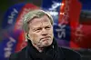 Oliver Kahn vor Sky Sport Bannern.