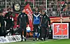 HSV-Verteidiger Warmed Omari wird verletzt vom Feld geführt