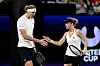 Laura Siegemund klatscht mit Alexander Zverev ab