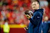 Todd Downing jongliert einen Football in seiner Hand