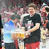 Patrick Heckmann von Brose Bamberg spritzt mit dem Sekt