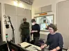 Den UKW-Sendestart feierten Ruben Jonas Schnell und einige ByteFM-Mitarbeiter standesgemäß im Studio.