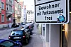 Schild mit der Aufschrift „Bewohner mit Parkausweis frei“
