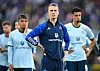 Die HSV-Profis um Sebastian Schonlau stehen enttäuscht vor der Gästekurve
