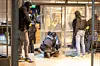 Ein Mann wird von Polizisten am Boden fixiert.