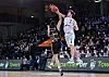 Basketball-Spieler Maik Kotsar im Duell gegen Benedikt Turudic