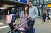 Dass immer mehr Stationen barrierefrei werden, macht es für Nagham (l) und Anas (r) Alsabbagh einfacher, wenn sie mit ihrem Kinderwagen unterwegs sind.