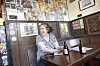 Kiez-Historikerin Eva Decker sitzt in einer Kneipe