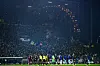 Die Spieler des FC St. Pauli und des FC Schalke 04 vor der Fantribüne.