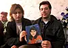 Ayla und Kamil (r.) Ercan mit einem Foto ihrer Tochter Hilal, aufgenommen im Jahr 1999.
