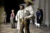 Szene aus dem Stück, als schräge Cowboys verkleidete Menschen auf der Bühne