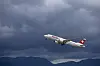 Ein Flugzeug des Typs Airbus A220-300 (HB-JCS) von Swiss International Air Lines startet am Genfer Flughafen.