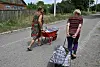 Frauen in Siwersk auf dem Weg zum nahegelegenen Brunnen.