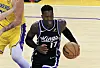 Dennis Schröder mit Ball in der Hand