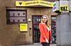 Pfandleiherin Nadja (34) vor der Filiale von „Grüne‘s Leihhäuser“ an der Reeperbahn. Sie erlebt die skurrilsten Situationen – und Menschen in größter Not.