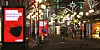 Ein Radfahrer fährt am Morgen des 25. November durch die weihnachtlich geschmückte Schildergasse in Köln.