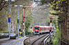 Rot-weiße S-Bahn fährt in den Bahnhof Sülldorf ein, links und rechts stehen Formsignale.