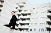 König Boris vor einem Hochhaus